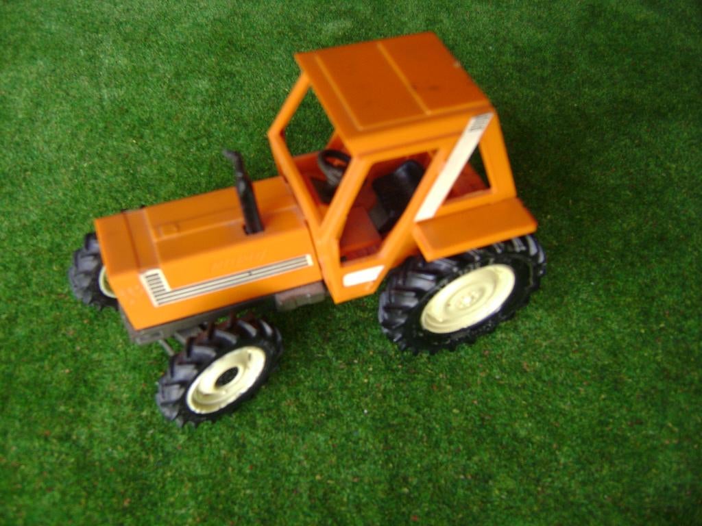 Fiat 880 DT van Britains nr. 9528 met ijzeren hefinrichting, Ophalen of Verzenden, Zo goed als nieuw, Tractor of Landbouw, Britains
