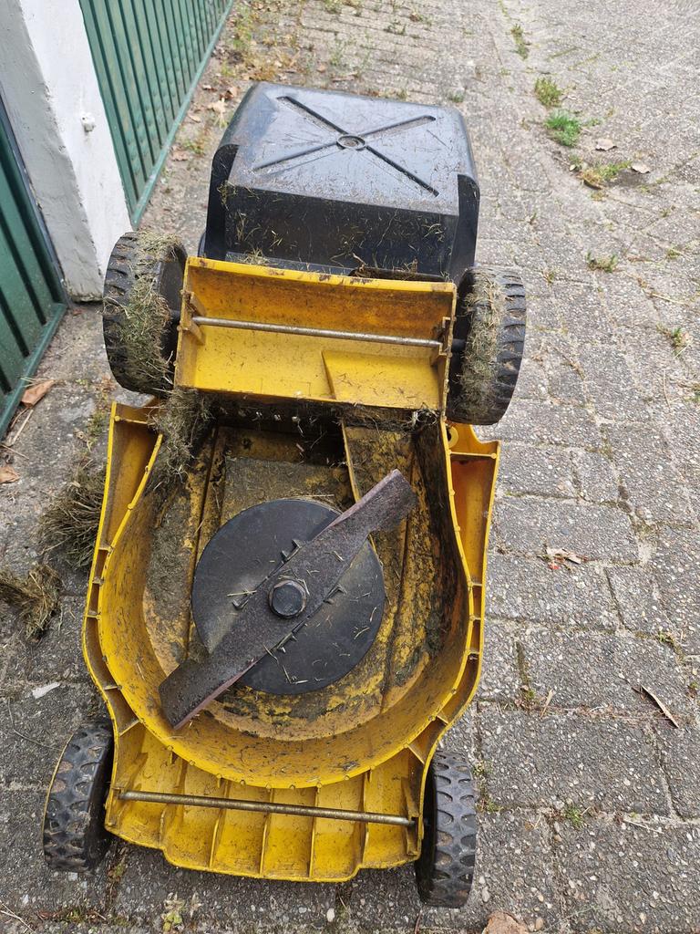 Gele grasmaaier met opvangbak, Ophalen, Zo goed als nieuw