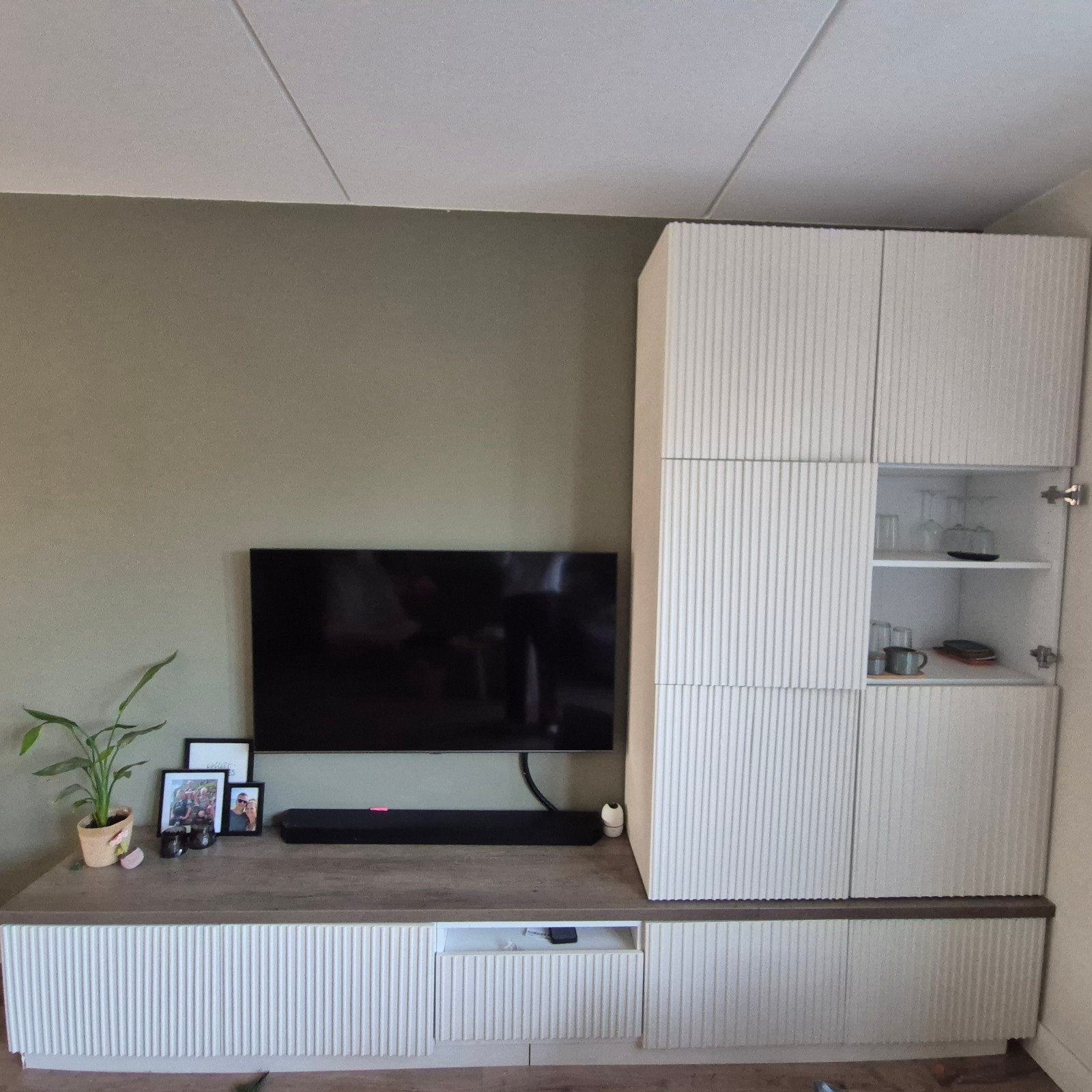 Gepimpte BESTA kast met latjes en Sandy Beach verf, Ophalen, Gebruikt