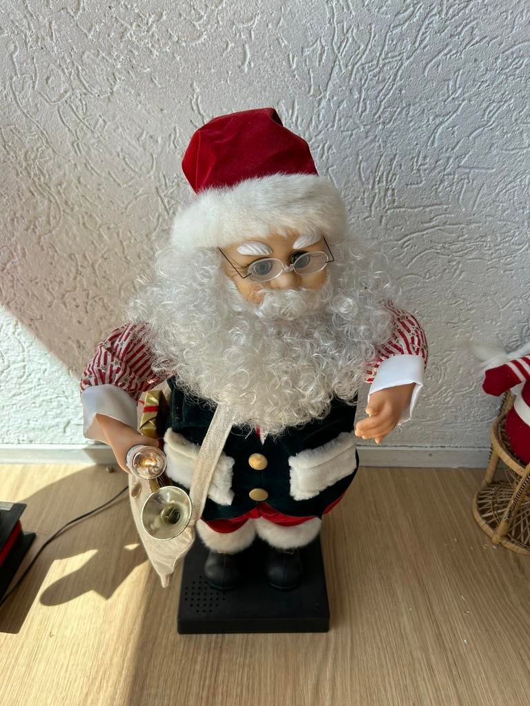 2 bewegende kerstmannen 1 witte stilstaande met vlekje, Ophalen, Gebruikt