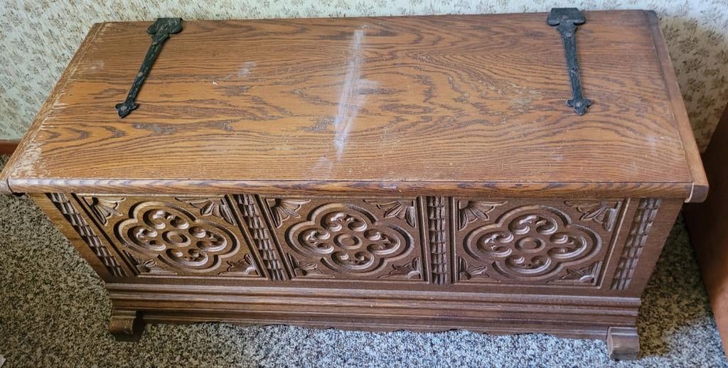Gratis antieke Eikenhouten Kist met Gotische Details, Ophalen, Minder dan 50 cm, Gebruikt, 100 tot 150 cm