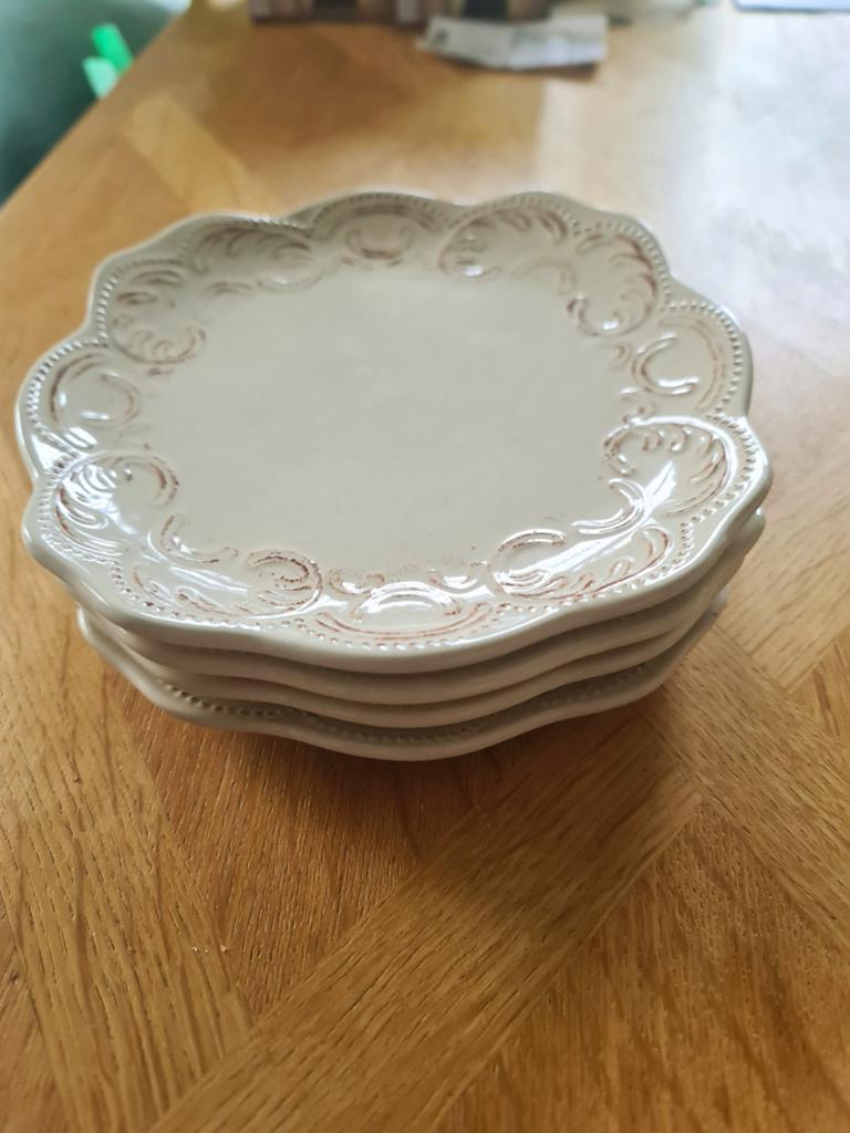 Landelijk brocante Beige Ontbijtborden, Keramiek, Ophalen of Verzenden, Zo goed als nieuw, Bord(en)