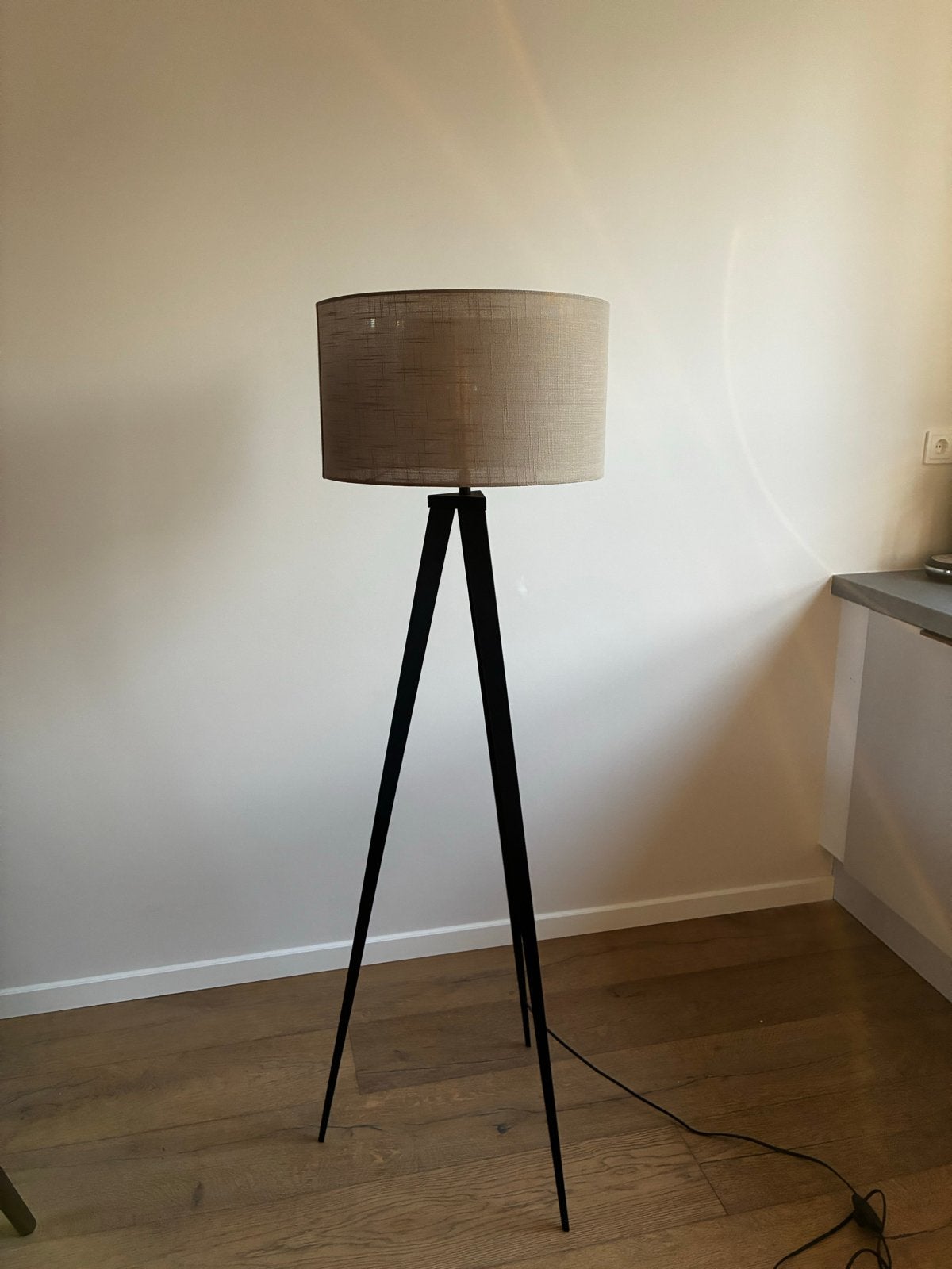 Stijlvolle Staande Lamp met Taupe Kap en Zwarte Poten, Ophalen, Gebruikt, Textiel, 150 tot 200 cm