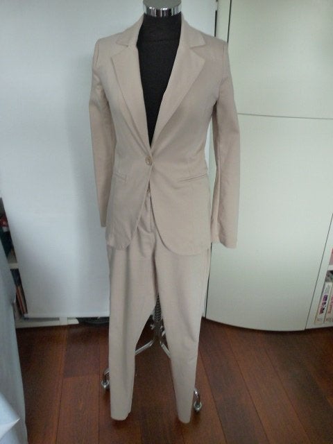 Mooi beige broekpak mt 34 van Zizo, Zizo, Kostuum of Pak, Beige, Ophalen of Verzenden
