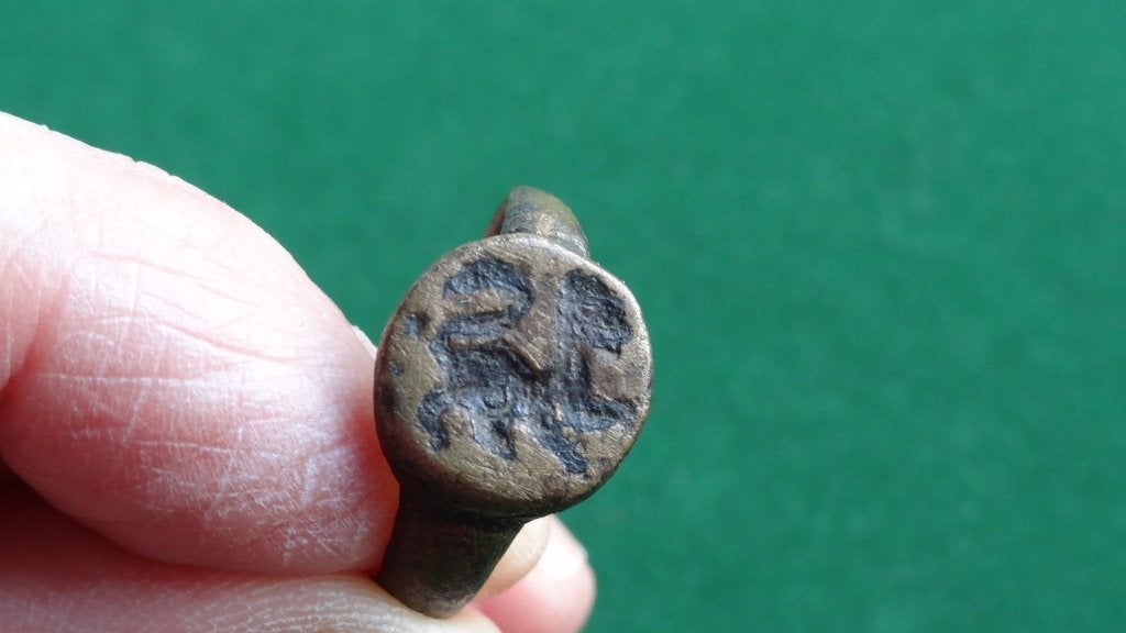 Bodemvondst Bronzen zegelring leeuwtje 14/15e eeuw, Ophalen of Verzenden, Brons