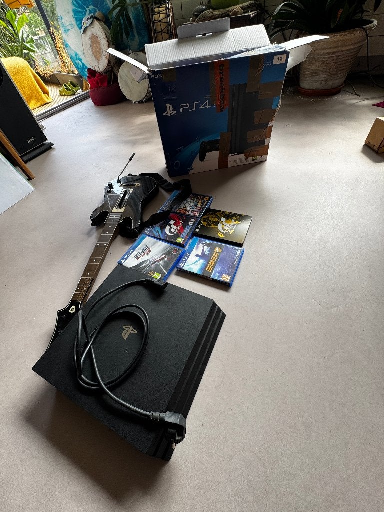 Sony PlayStation 4 (1TB) + 3 controllers + gitaar + 5 games, Ophalen of Verzenden, 1 TB, Original, Met 3 controllers of meer