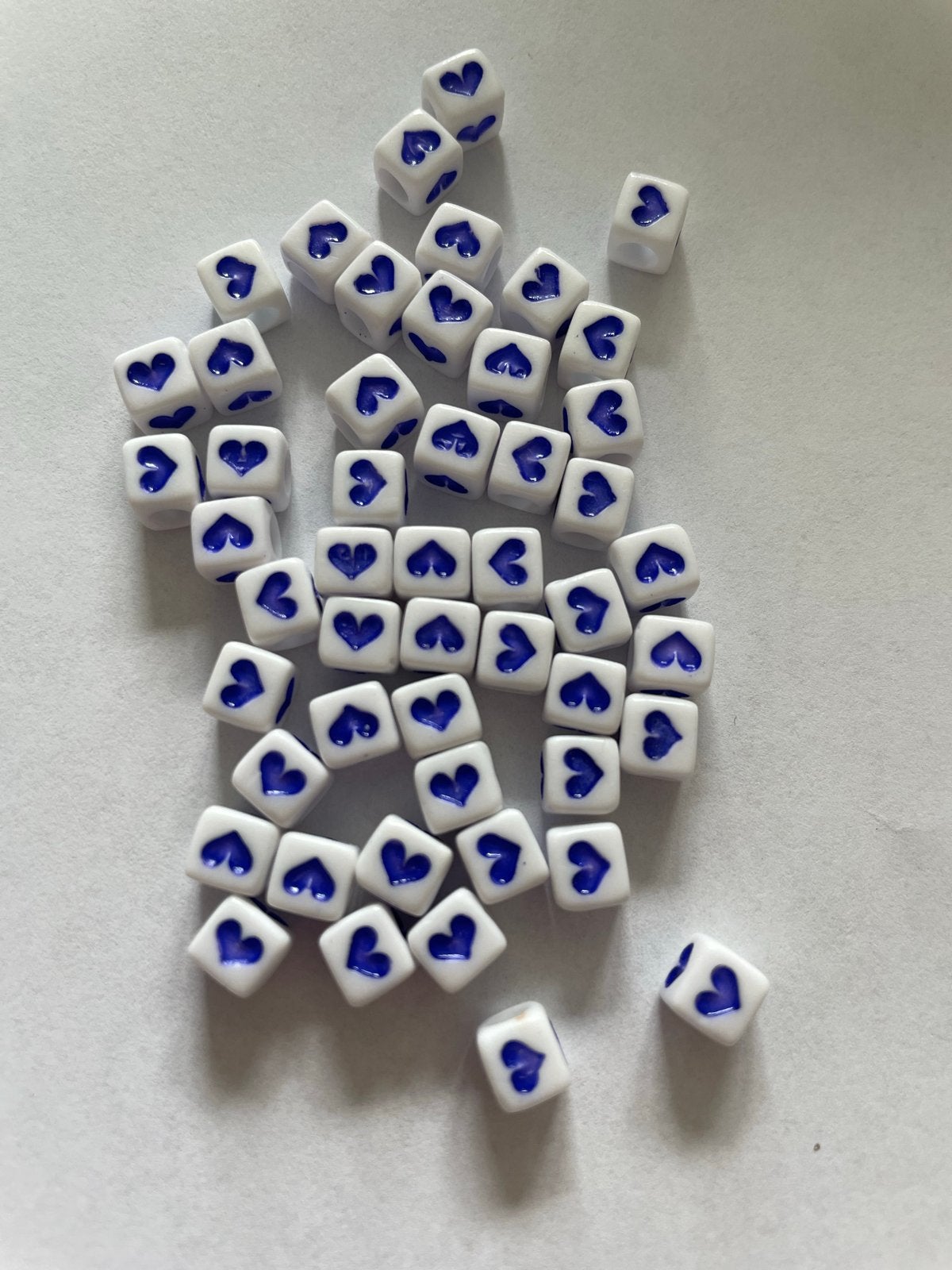 Witte kralen met blauwe hartjes - 50 stuks, Hobby en Vrije tijd, Kralen en Sieraden maken, Ophalen of Verzenden, Nieuw, Kraal