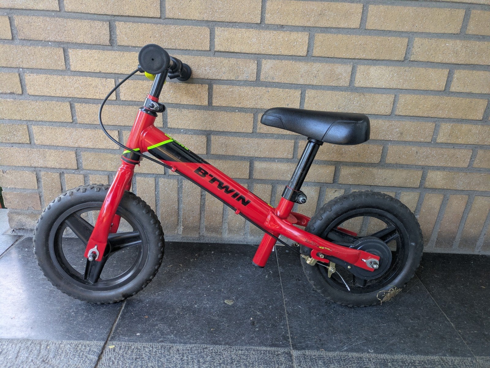 B'TWIN loopfiets rood - Perfect voor jonge beginners, Ophalen, B'TWIN, Gebruikt, Velgrem
