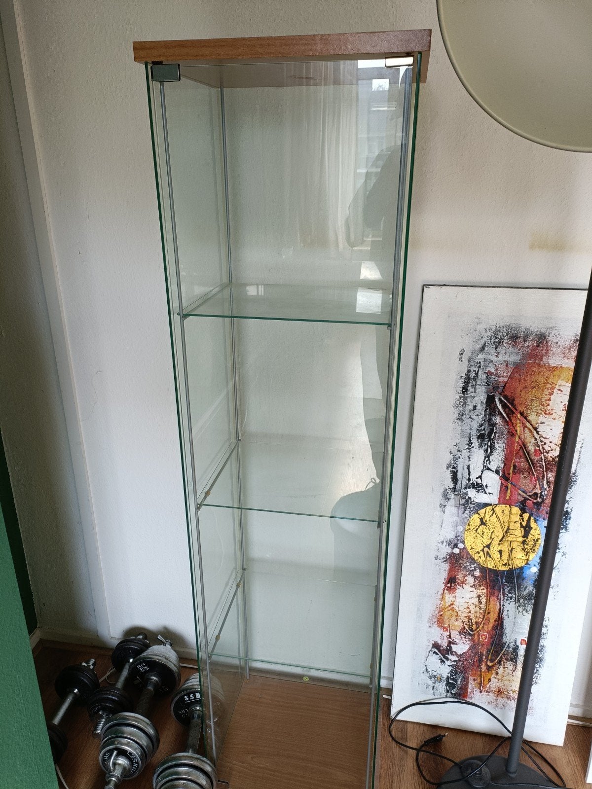 Glazen vitrinekast met houten top en bodem, Ophalen, Minder dan 50 cm, Met deur(en), Overige houtsoorten