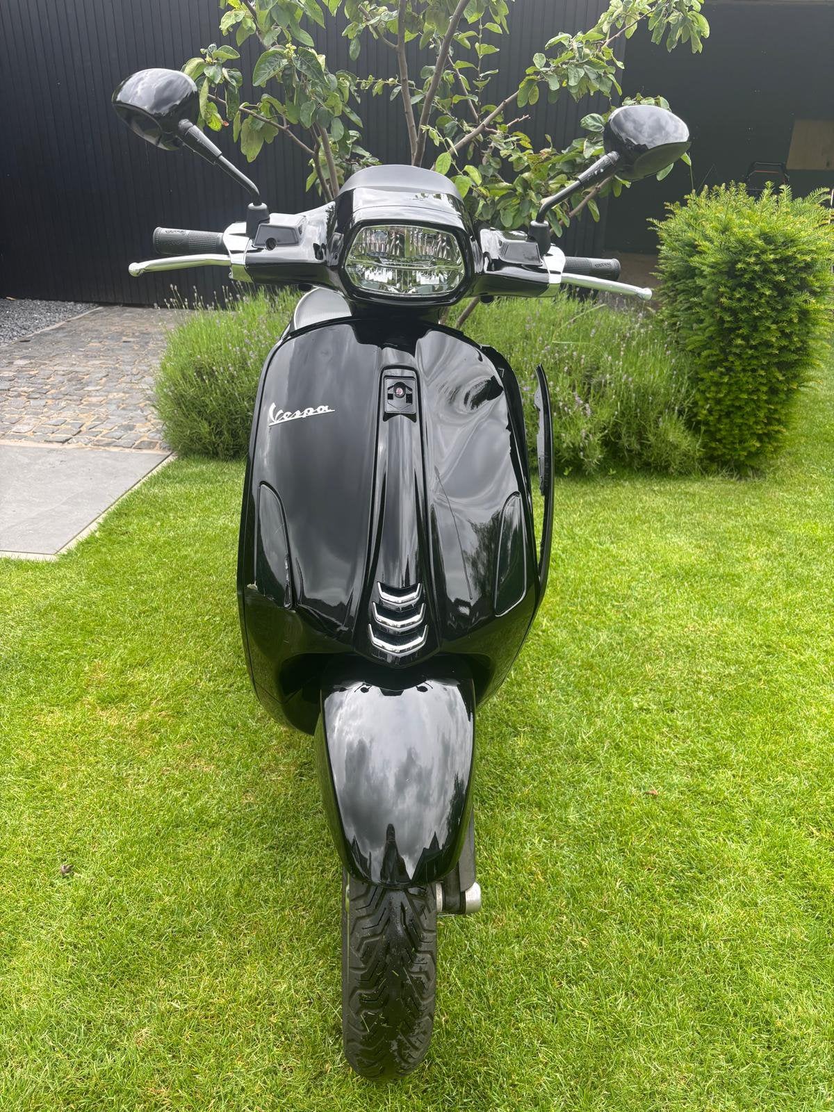 Prachtige scooter Vespa sprint 50 zwart glans dec2024 schade, Fietsen en Brommers, Ophalen, Benzine