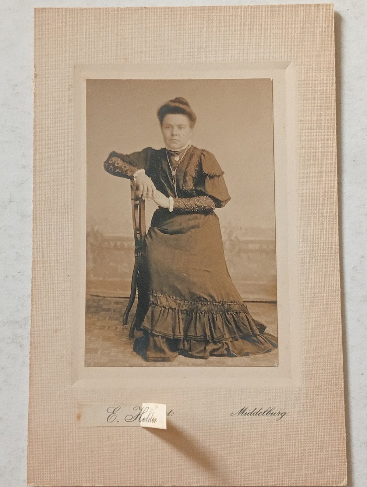Antieke foto van vrouw in klederdracht, Middelburg, Ophalen of Verzenden, Voor 1940, Gebruikt, Klederdracht
