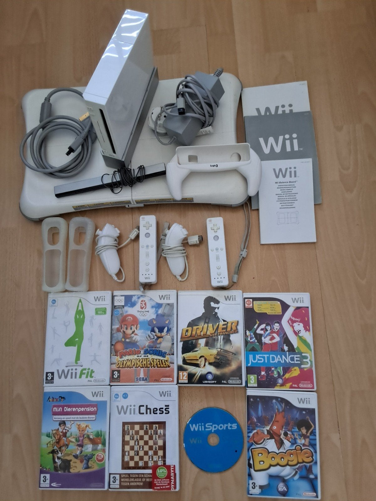wii spelcomputer  met balance board en controllers en spelle, Spelcomputers en Games, Ophalen of Verzenden, Gebruikt, Met 3 controllers of meer
