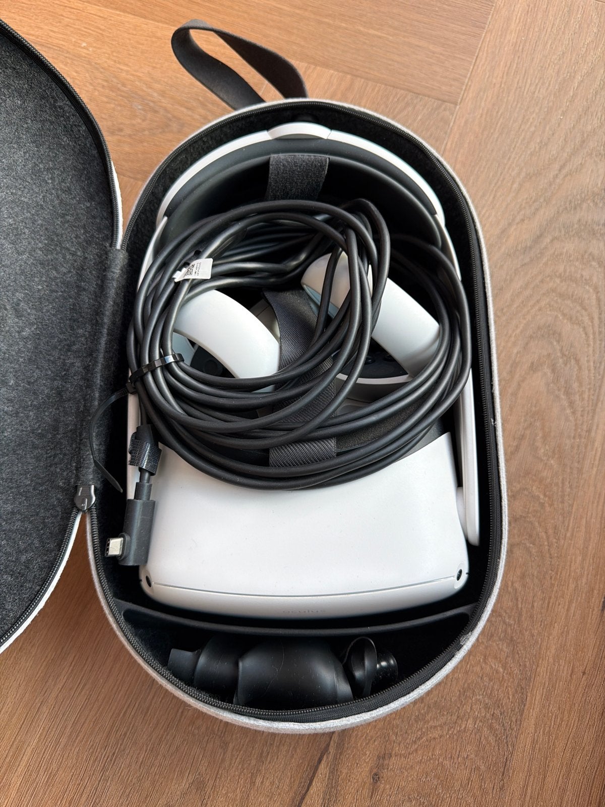 Oculus Quest 2 VR-bril met controllers en draagcase, Spelcomputers en Games, Virtual Reality, Zo goed als nieuw, Overige platformen