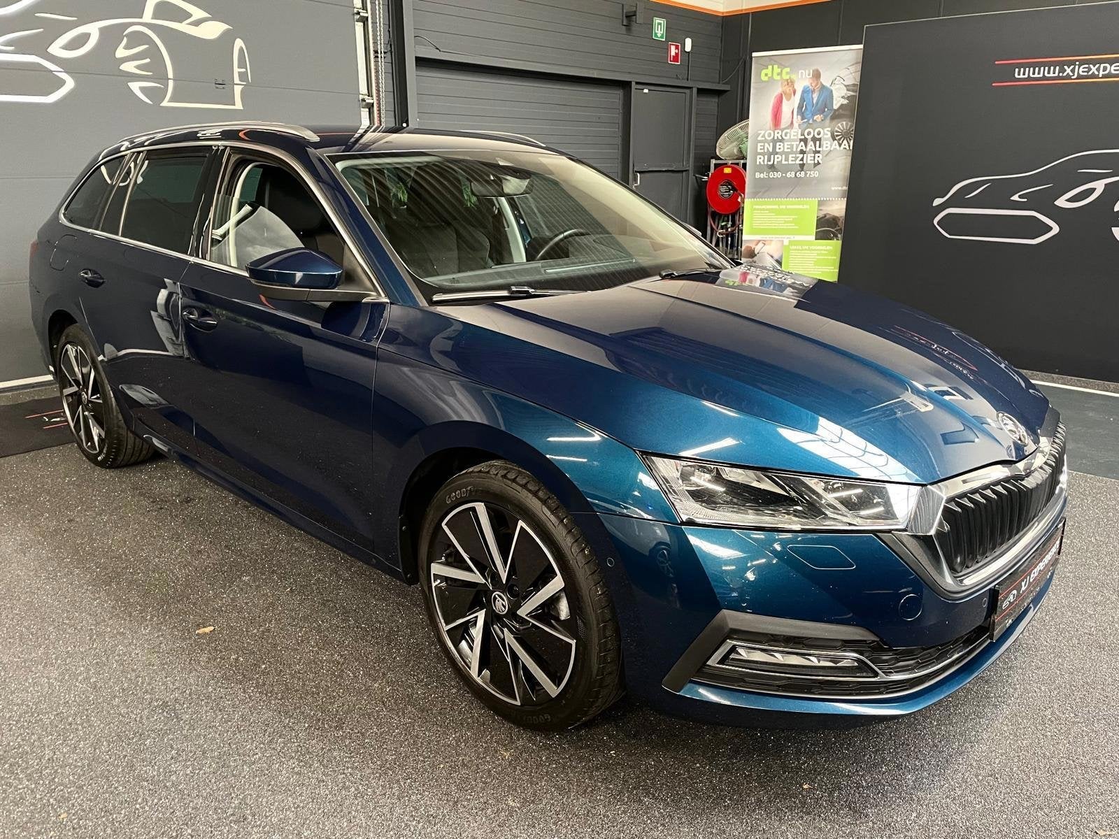 Skoda Octavia Combi 1.4 TSI Style iV Hybride 204 PK APPLE CA, Auto's, Skoda, Gebruikt, Blauw, Geïmporteerd, 1500 kg