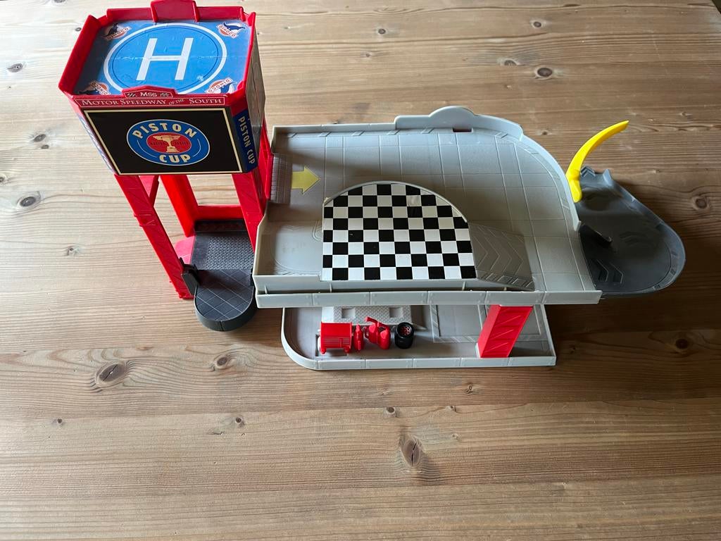 Leuke Cars garage met accessoires, Kinderen en Baby's, Speelgoed | Speelgoedvoertuigen, Ophalen of Verzenden, Gebruikt