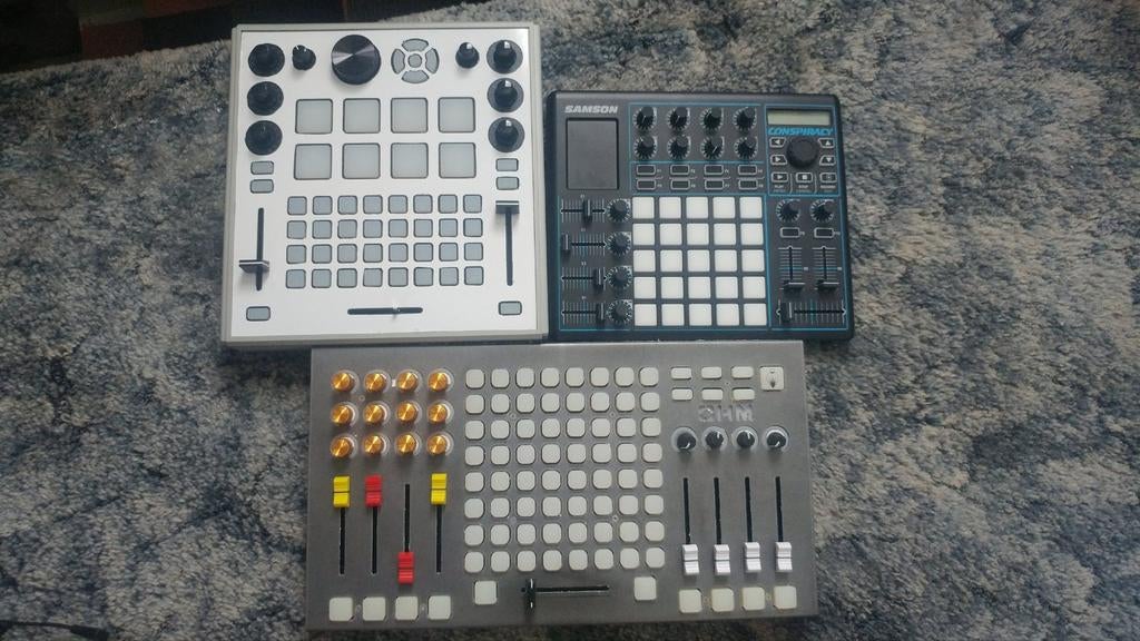 Gezocht: Defecte:  MIDI Controllers, Synthesizer  en Sampler, Ophalen of Verzenden, Gebruikt, Overige aantallen, Overige merken