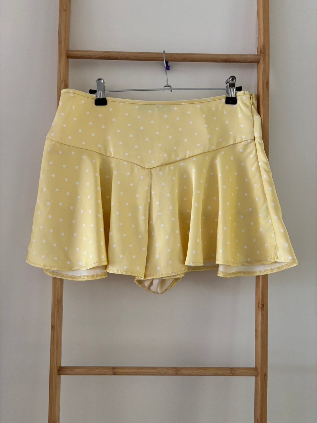 Lichtgele korte broek met stippen Zara, Maat 38/40 (M), Kort, Geel, Nieuw