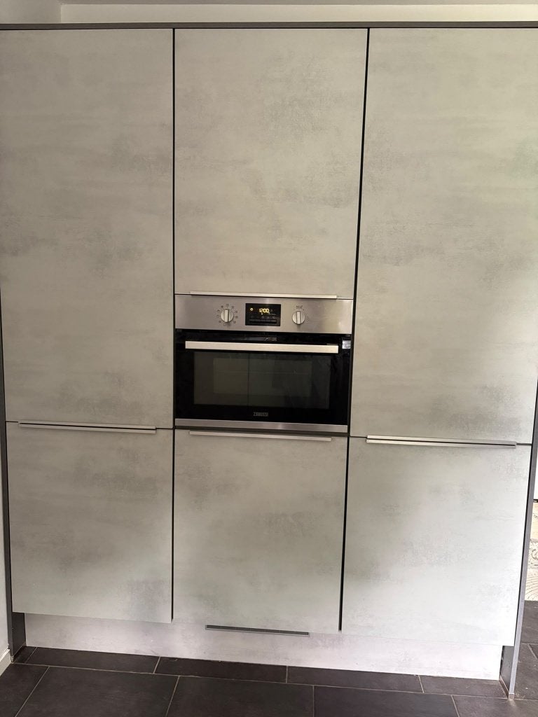 MODERNE GRIJS/BETONLOOK HOEKKEUKEN+ZANUSSI GEDEMONTEERD, Hoekkeuken, Ophalen of Verzenden, Zo goed als nieuw, Kunststof