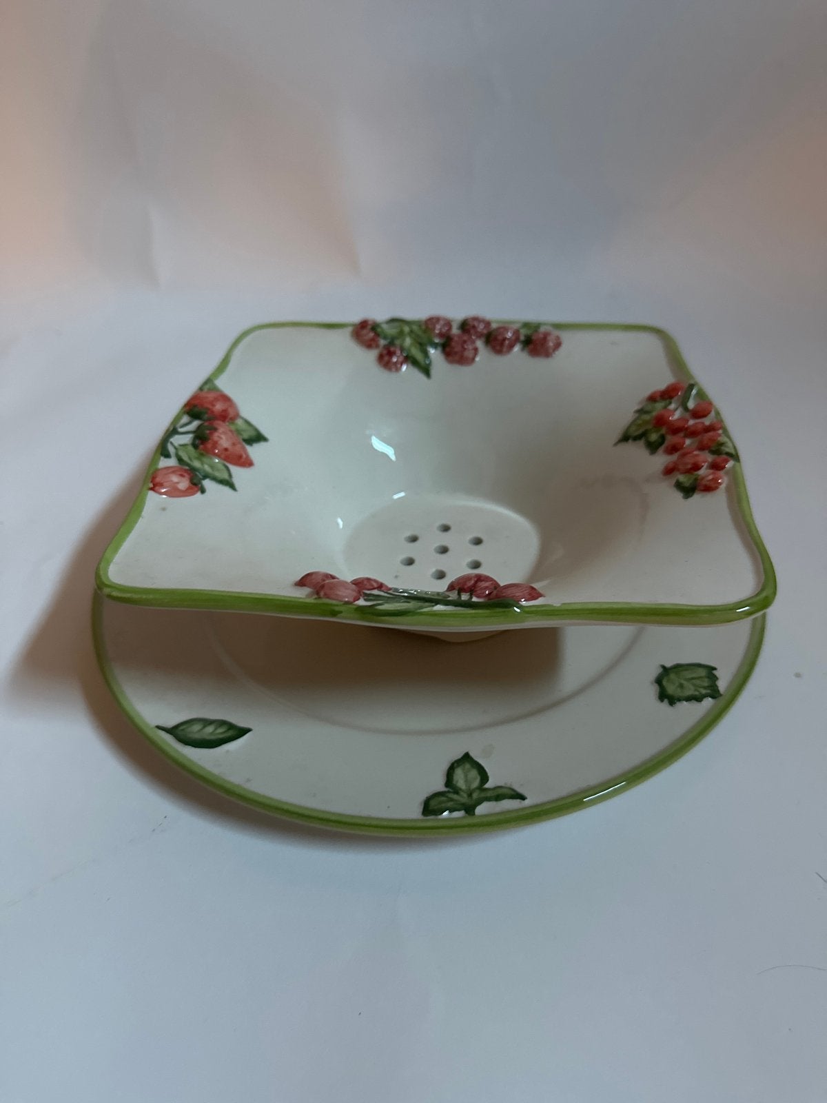 Aardbeien vergiet met schotel en bord - Presende Strickler, Overige merken, Keramiek, Landelijk/Boerenbont, Ophalen of Verzenden