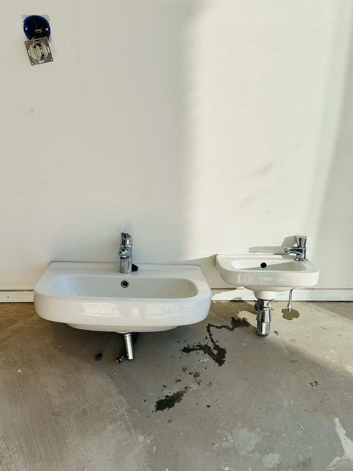 Twee wastafels met kranen - Gebruikt gratis, Doe-het-zelf en Verbouw, Sanitair, Ophalen, Gebruikt, Chroom, Wastafel