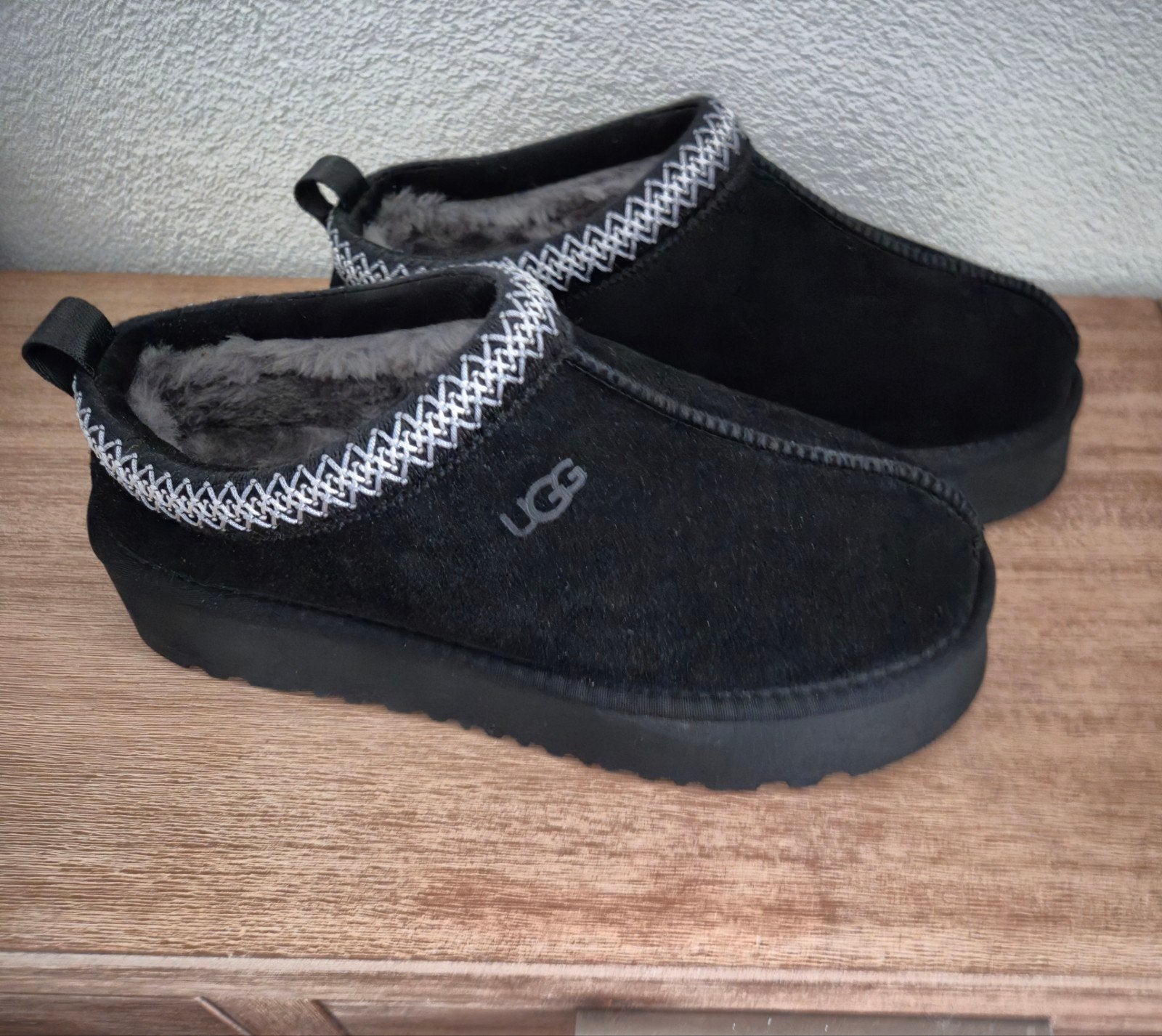 Nog totaal nieuwe Ugg pantoffels, maat 44, zwart, Zwart, Nieuw, Ophalen of Verzenden, Pantoffels of Sloffen