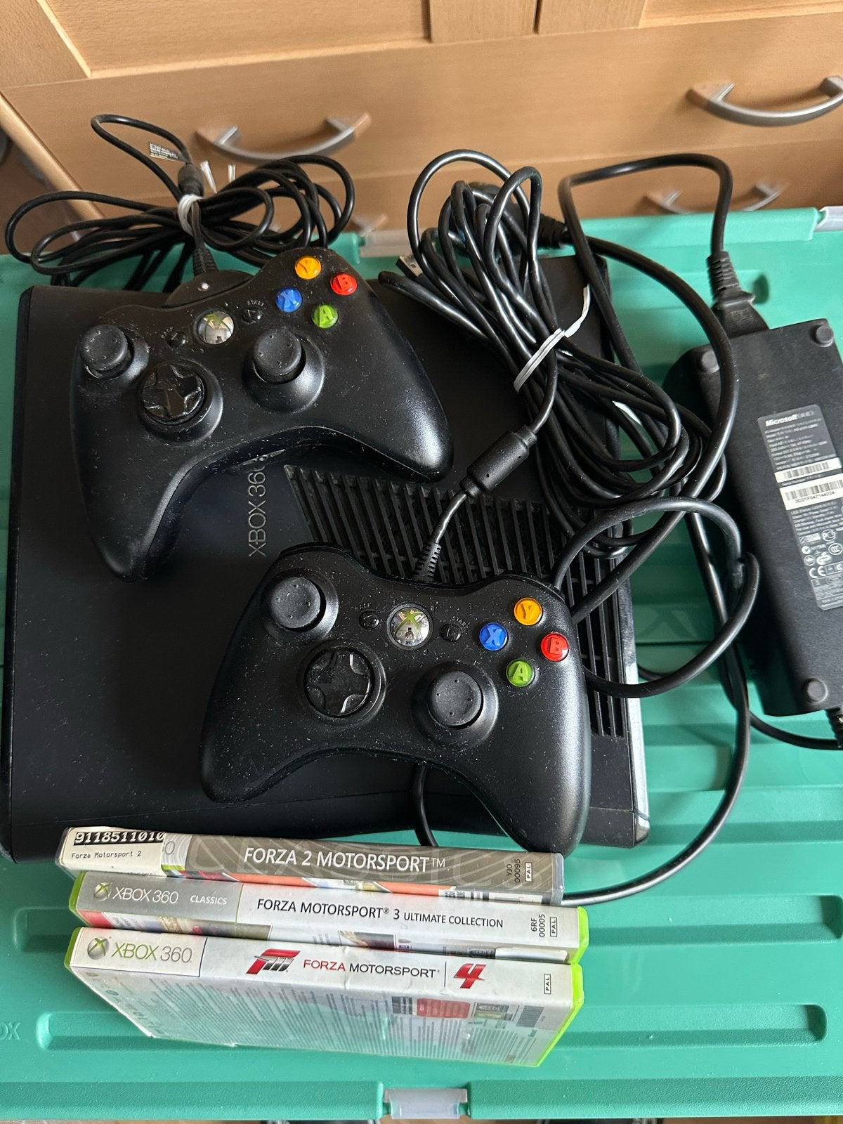 Xbox 360 met 2 controllers en Forza games, Spelcomputers en Games, Spelcomputers | Xbox 360, Ophalen, Met 2 controllers, Gebruikt
