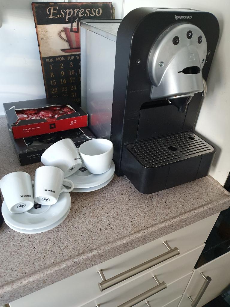 Nespresso PRO 100CS, Witgoed en Apparatuur, Koffiezetapparaten, Ophalen, Zo goed als nieuw, Koffiemachine, Koffiepads en cups