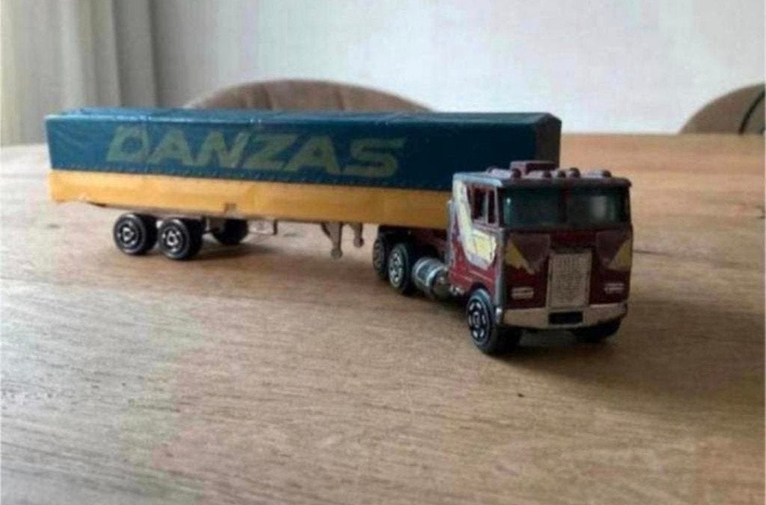 Leuk model deze Majorette trekker met DANZAS oplegger., Hobby en Vrije tijd, Modelauto's | 1:87, Ophalen of Verzenden, Gebruikt