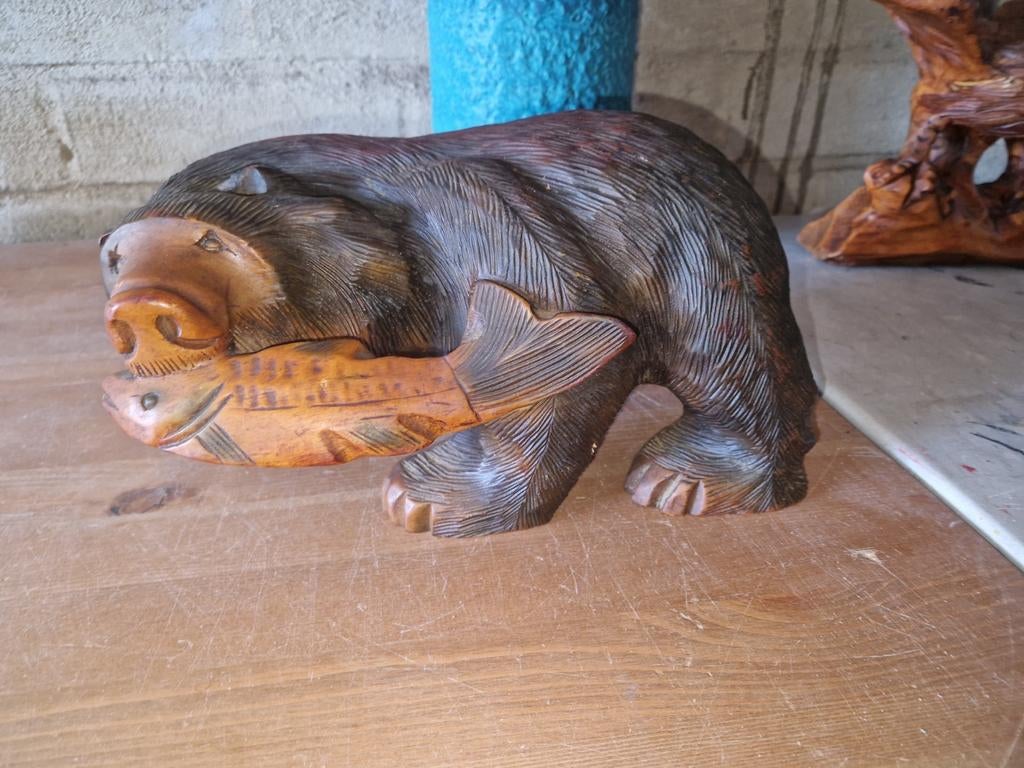 Houten beer met vis - Handgesneden sculptuur, Antiek en Kunst, Minder dan 20 cm, Ophalen of Verzenden, Beeld, Hout