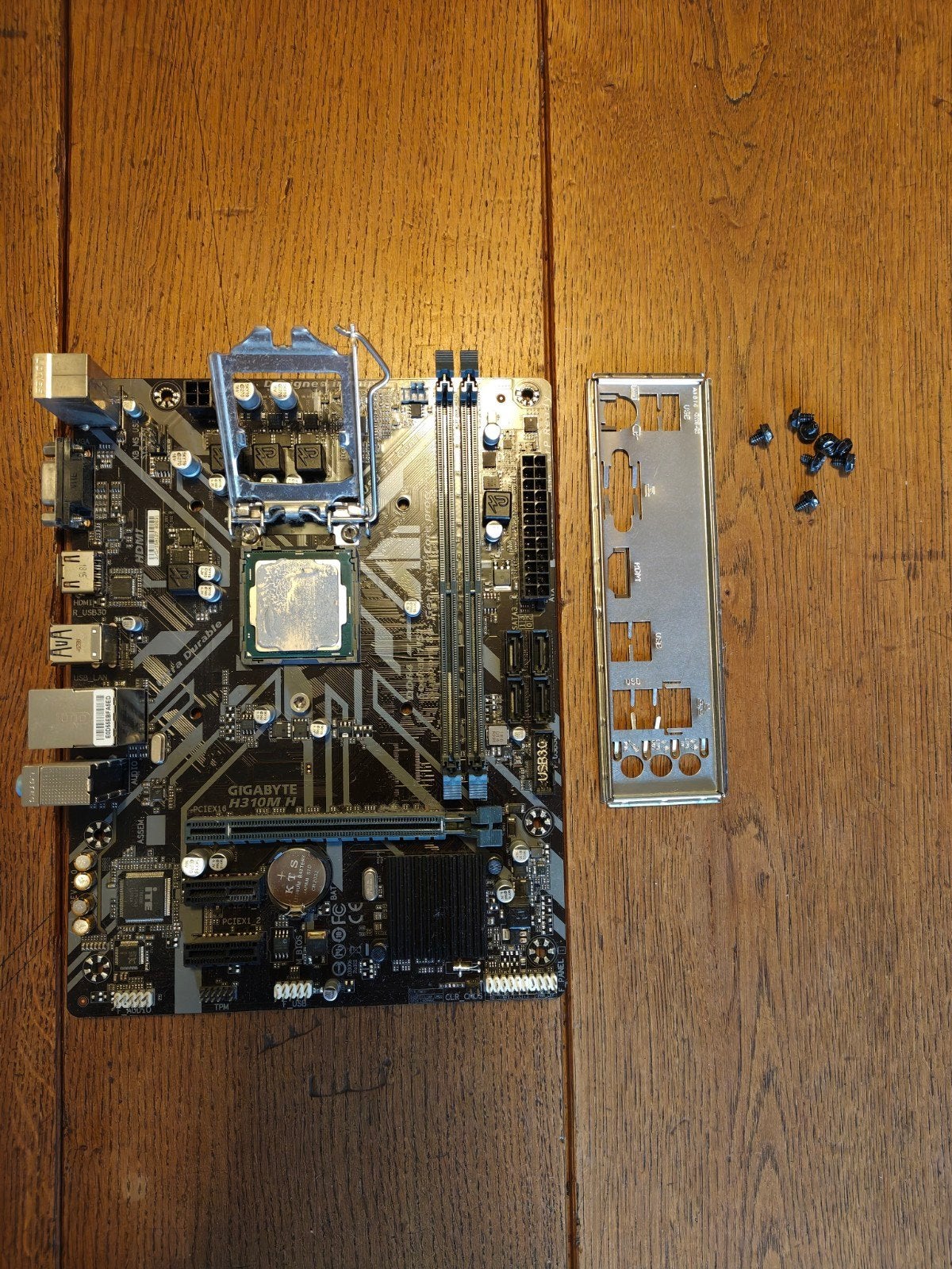 GIGABYTE H310M H + Intel i3 8100, Computers en Software, Moederborden, Gebruikt, LGA 1151, DDR4, Ophalen of Verzenden