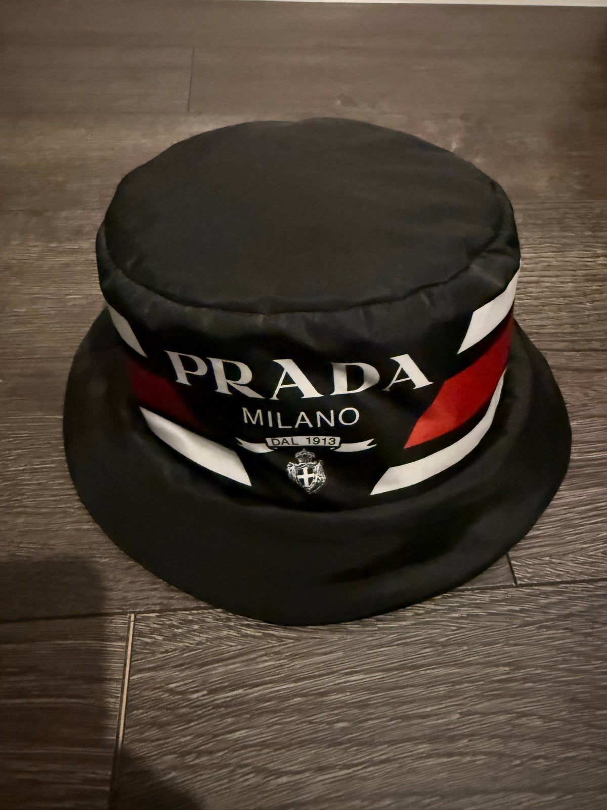 Prada Milano Bucket Hat - Ongebruikt, Ophalen of Verzenden, Nieuw, Hoed
