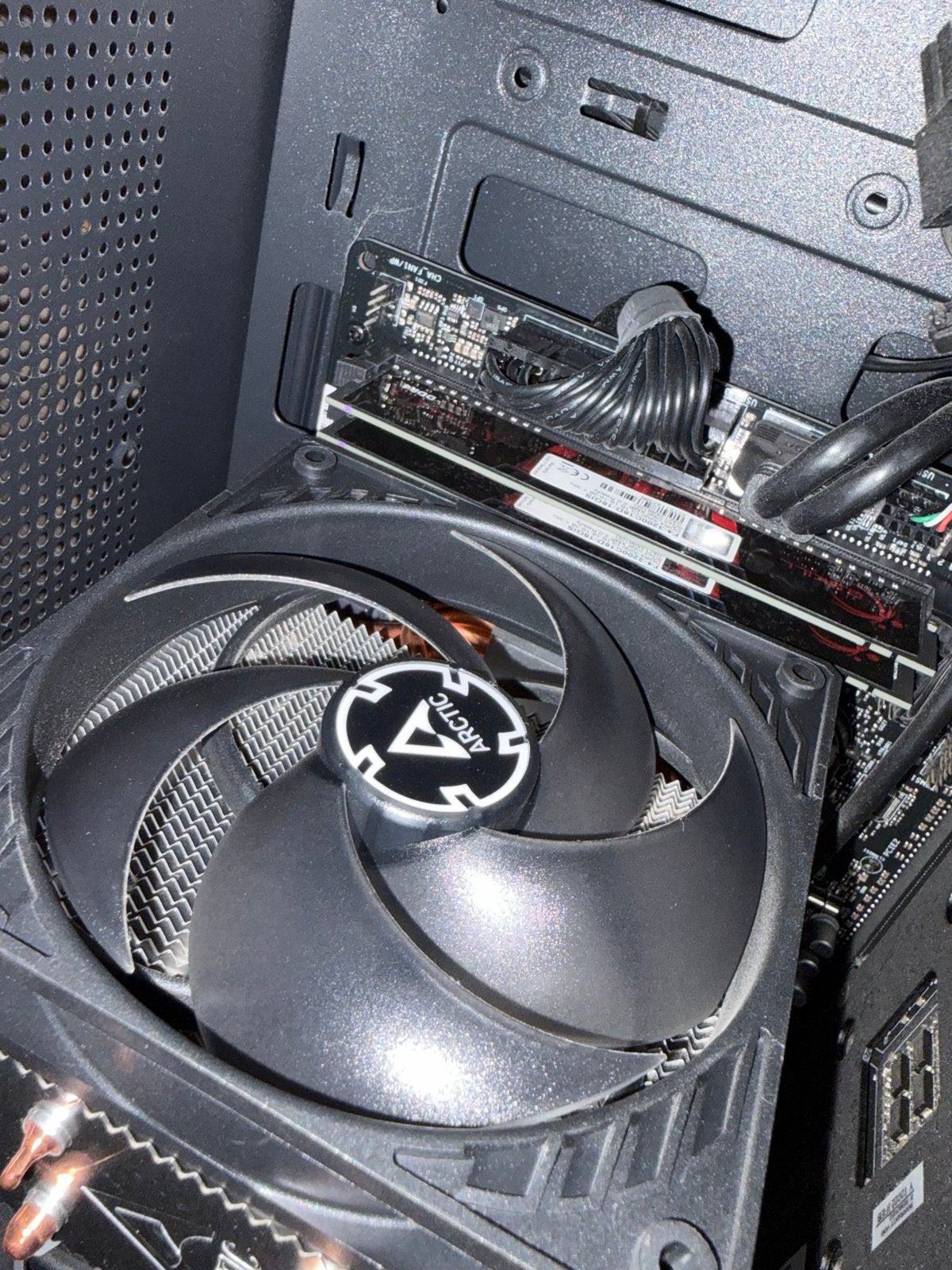 Foto 6 van Gaming PC met Intel i3-8100, RTX 2060, 16GB RAM, 700GB SSD