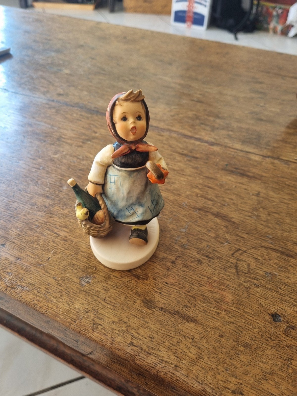 Vintage Hummel beeldje - Meisje met mand en fles, Ophalen of Verzenden, Gebruikt, Hummel