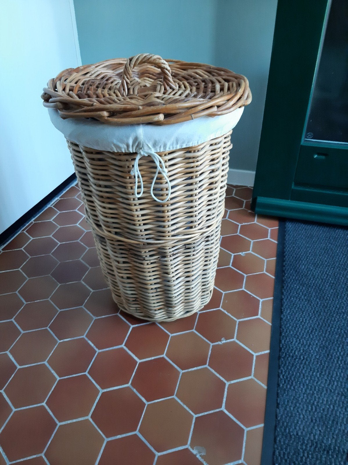 Te koop; Wasmand met deksel en waszak rond Rotan., Ophalen, Zo goed als nieuw, Rond, Riet