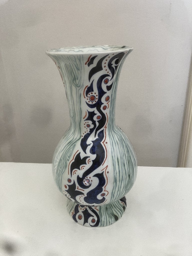 Mooie vaas met blauw en roze motieven op witte ondergrond, Overige kleuren, Aardewerk of Porselein, Ophalen of Verzenden, Zo goed als nieuw