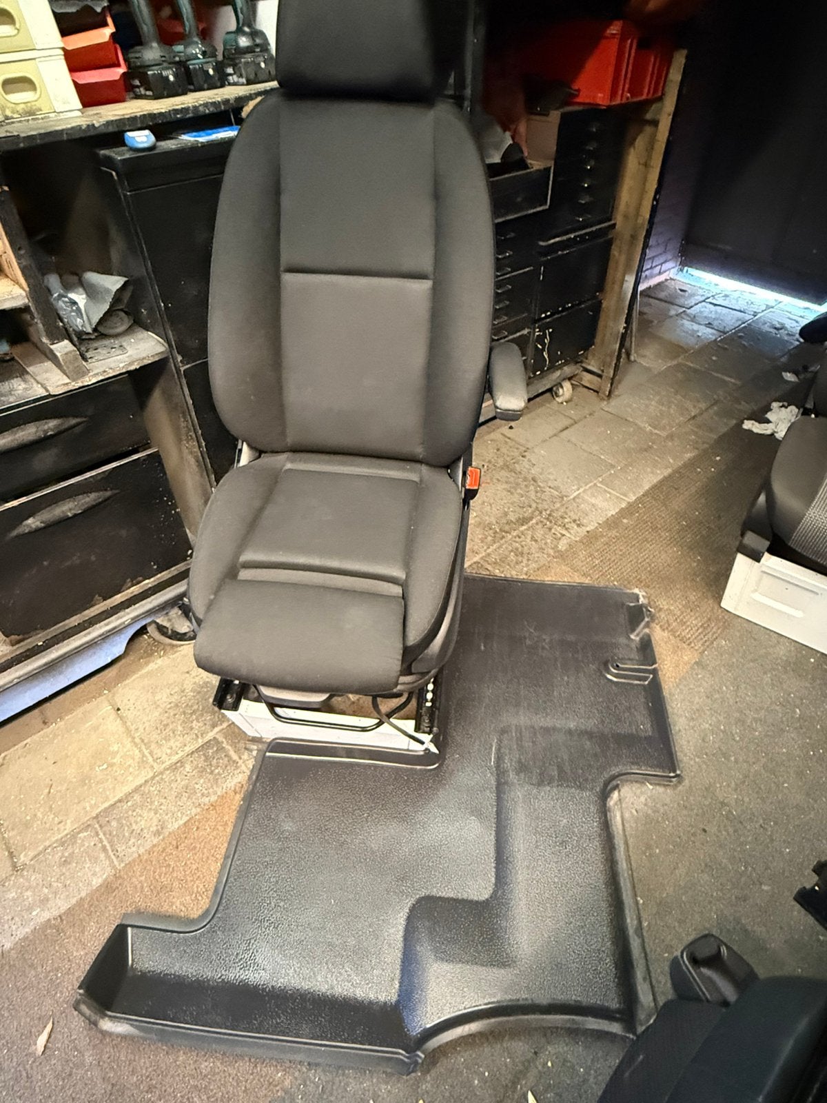 Zeldzame luchtgeveerde bijrijdersstoel voor sprinter 907, Auto-onderdelen, Interieur en Bekleding, Ophalen, Gebruikt, Mercedes-Benz