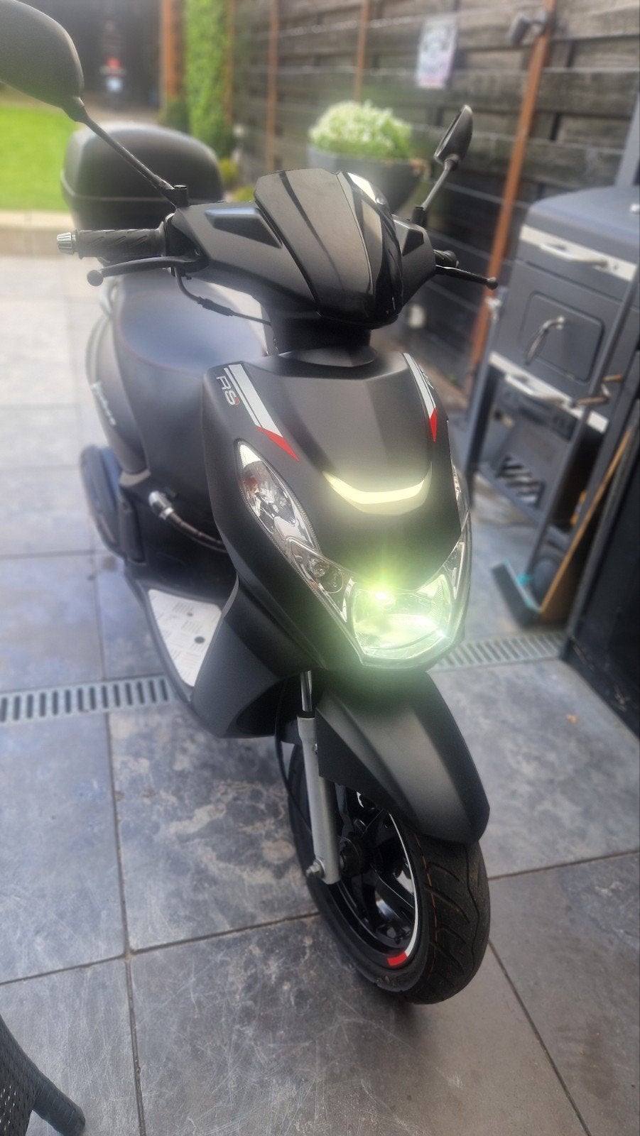 Peugeot Kisbee RS Injectie  scooter bj 2021, Fietsen en Brommers, Snorfietsen en Snorscooters, Ophalen, Zo goed als nieuw, Benzine
