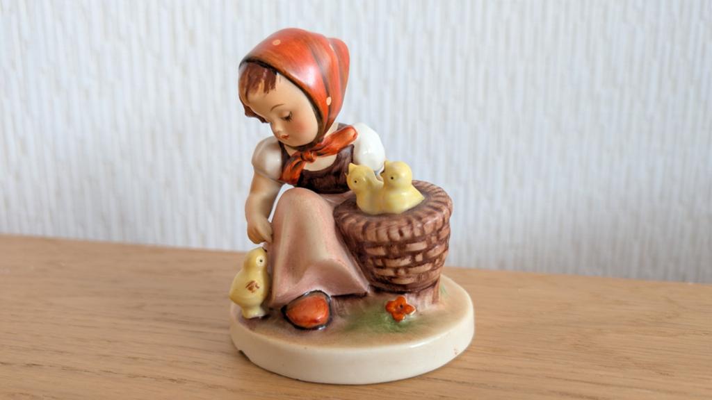 Vintage Hummel beeldje: Meisje met kuikens in mand, Ophalen of Verzenden, Zo goed als nieuw, Hummel
