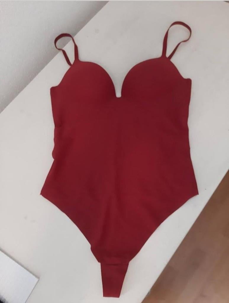 Rode body met v hals., Kleding | Dames, Ondergoed en Lingerie, Ophalen of Verzenden, Rood, Body of Korset