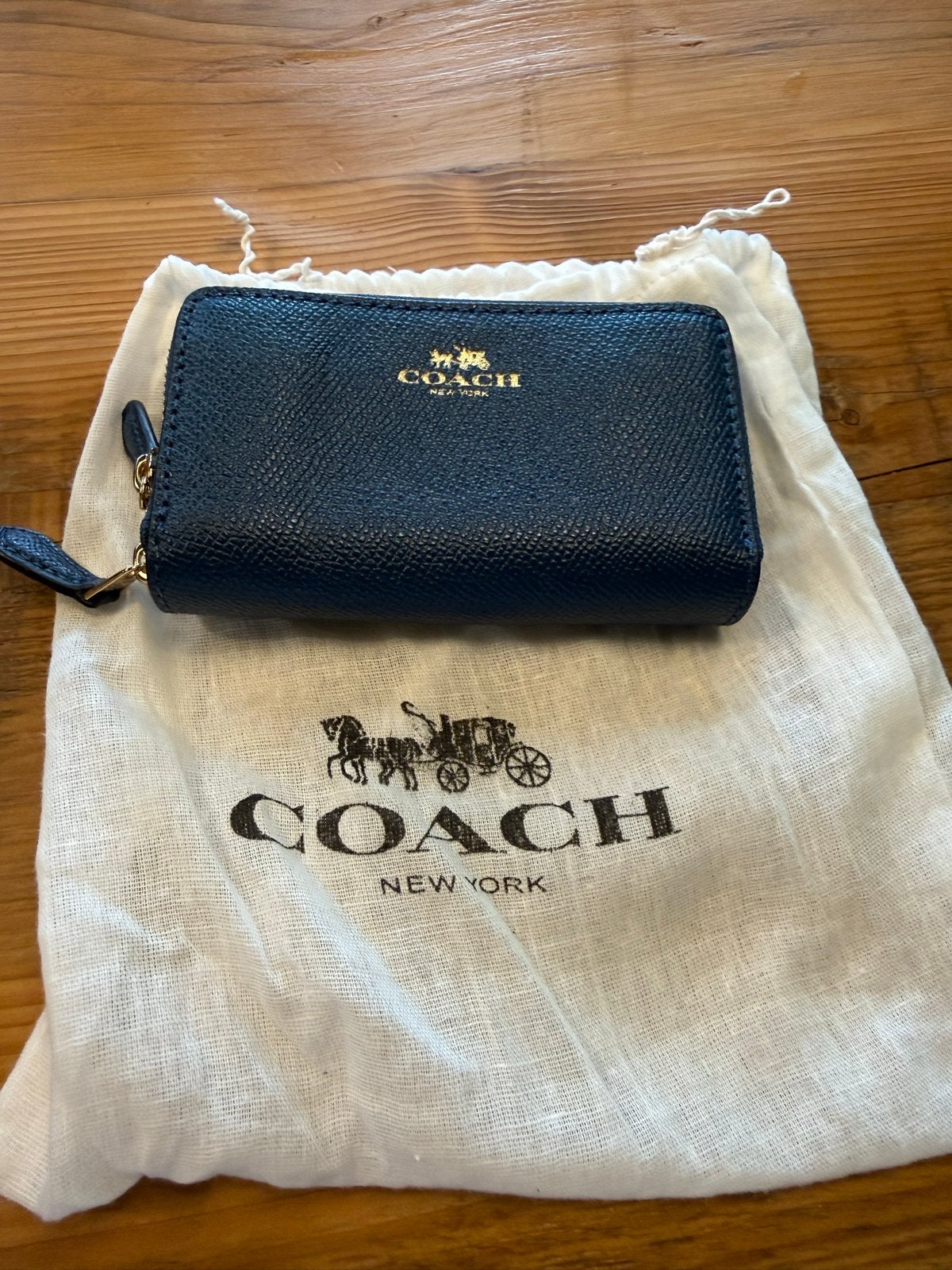 Nieuwe kleine donkerblauwe leren Coach dubbele rits portemon, Overige merken, Blauw, Nieuw, Ophalen of Verzenden