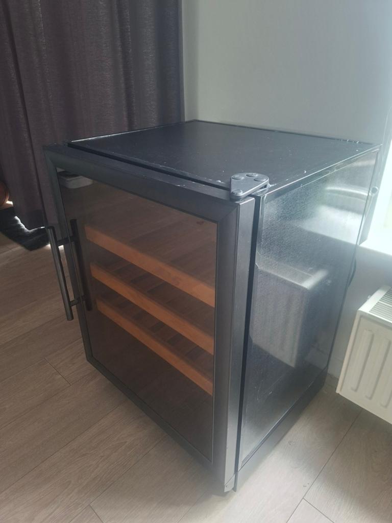 CoolVaria Wijn Koelkast met Twee Temperatuurzones, Minder dan 75 liter, Ophalen, Zonder vriesvak, Minder dan 85 cm
