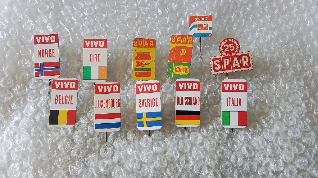 11 verschillende speldjes spar en vivo supermarkten, Ophalen of Verzenden, Zo goed als nieuw, Overige onderwerpen