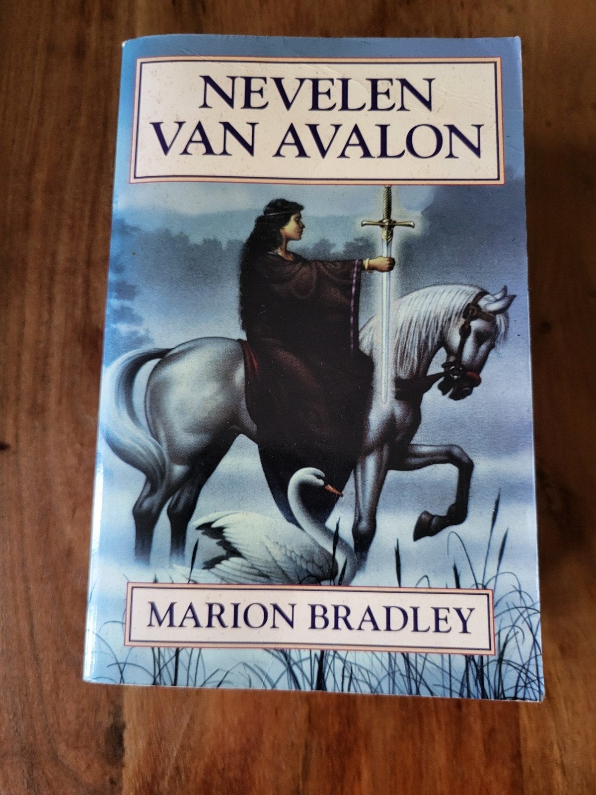 Nevelen van Avalon - Marion Bradley (Paperback), Boeken, Fantasy, Gelezen, Ophalen of Verzenden