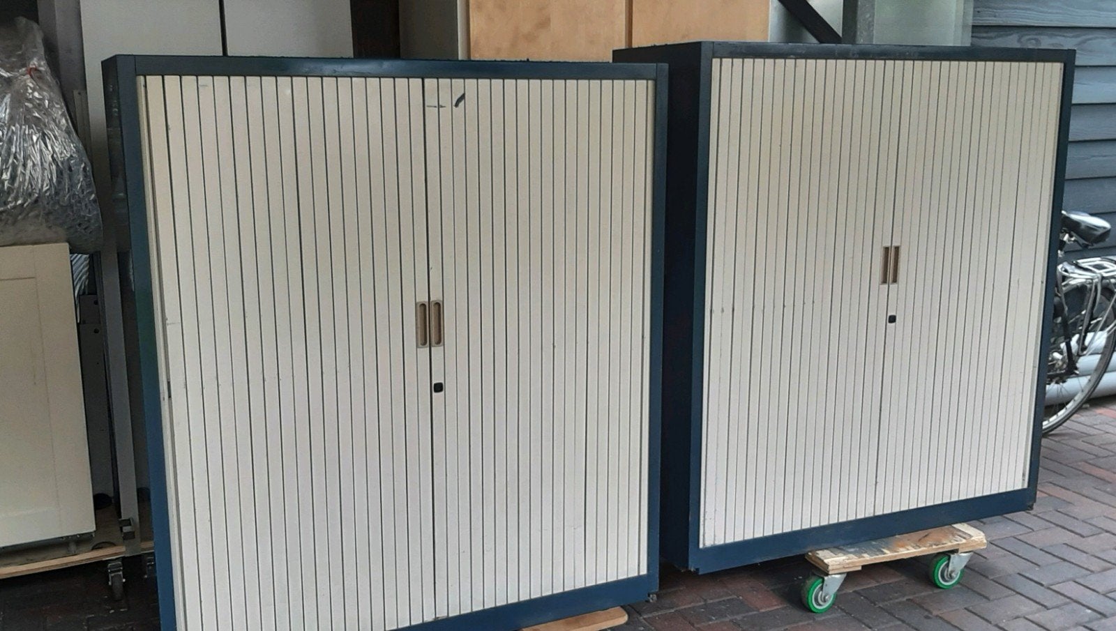 2 metalen kasten / roldeurkasten, Ophalen, Gebruikt