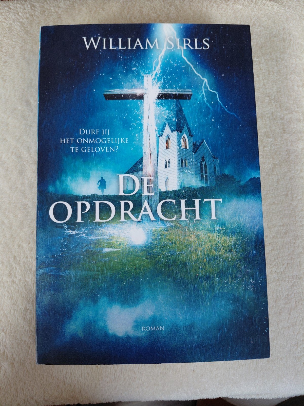 William Sirls - De opdracht, Ophalen of Verzenden, Zo goed als nieuw, William Sirls