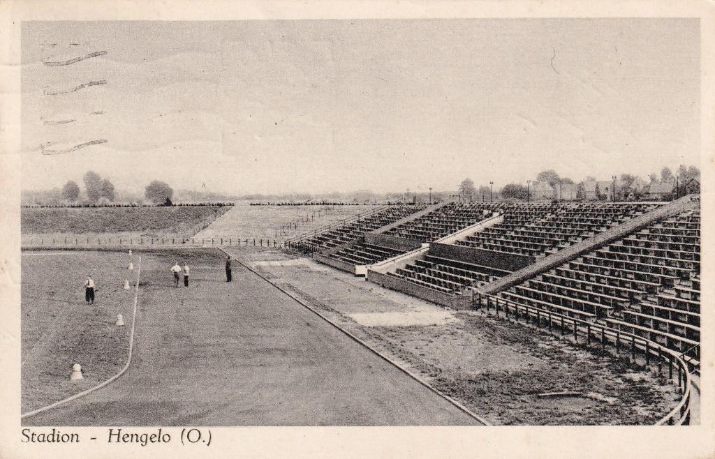 Hengelo, Stadion., Verzamelen, Ansichtkaarten | Nederland, Verzenden, 1940 tot 1960, Gelopen, Overijssel
