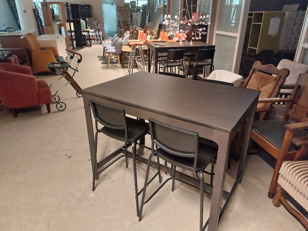 2 stuks bartafel met elk 4 krukken ( 501014), Ophalen