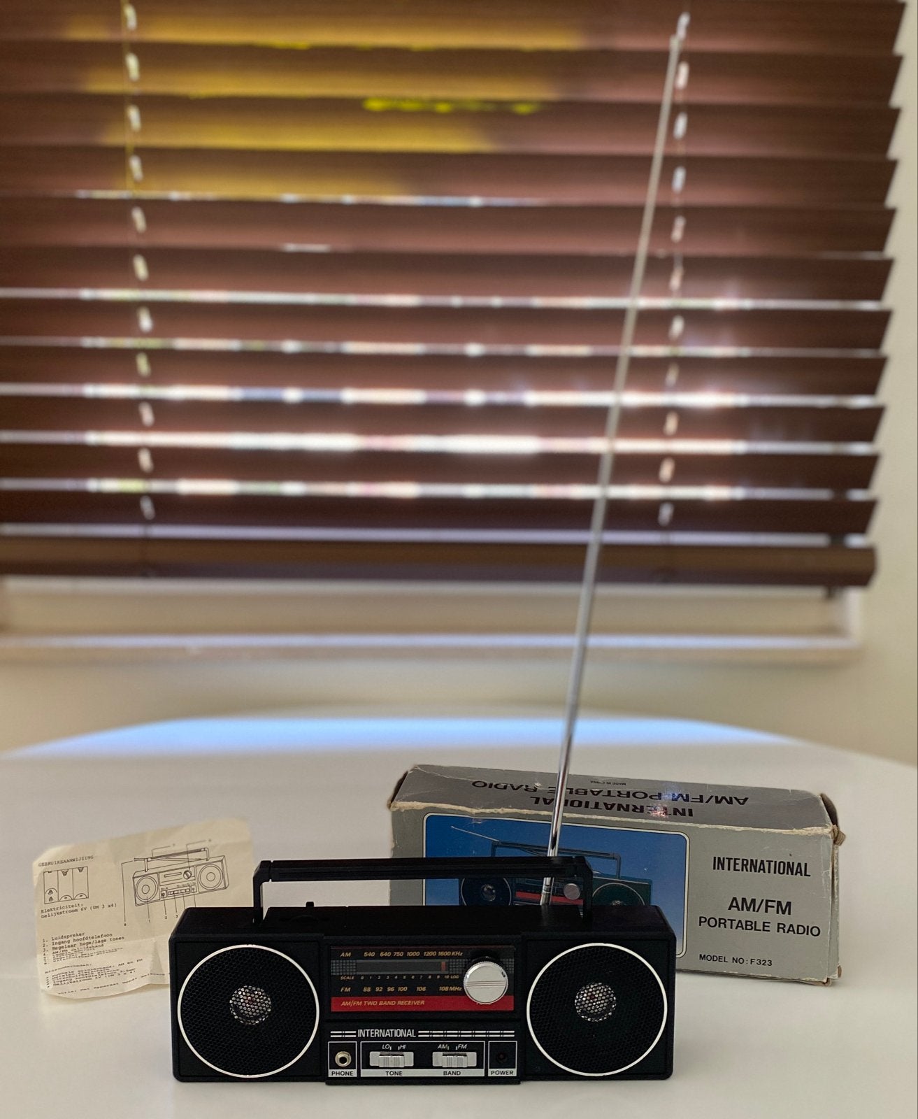 International AM/FM 80s Draagbare mini Radio Model F323, Ophalen of Verzenden, Zo goed als nieuw, Radio
