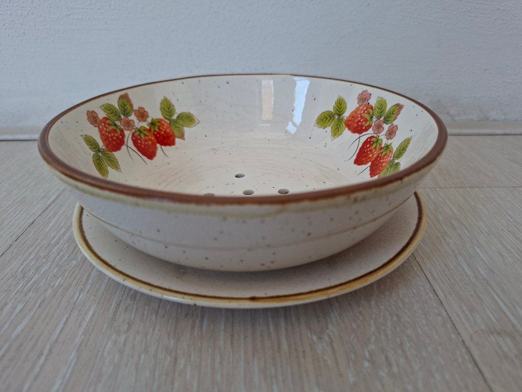 Vintage Aardbeien Vergiet Kom met Schotel, diameter 17 cm, Ophalen, Overige typen, Zo goed als nieuw, Steen/keramiek