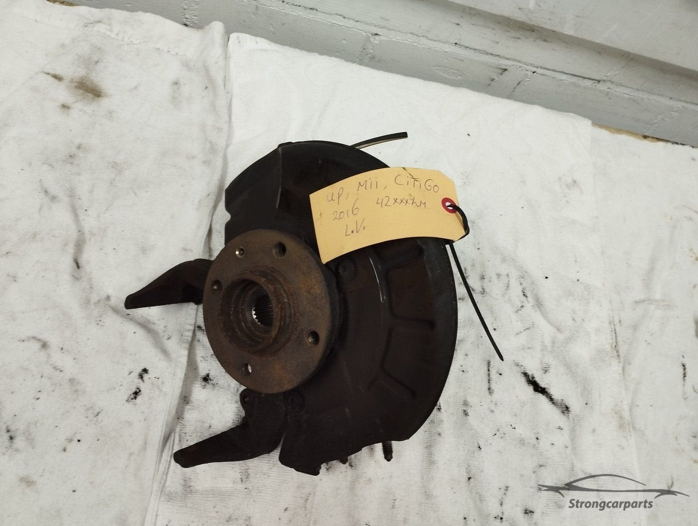Fusee stuk links met wiellager en wielnaaf VW up! 1S0407255C, Gebruikt, Seat, -, -